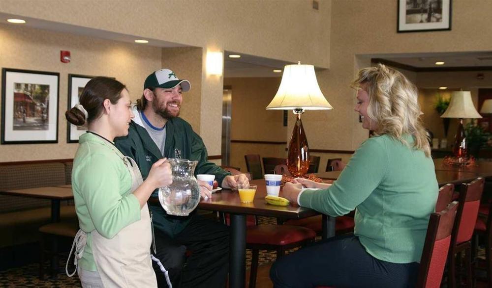 Hampton Inn & Suites Toledo-Perrysburg Rossford Restaurace fotografie